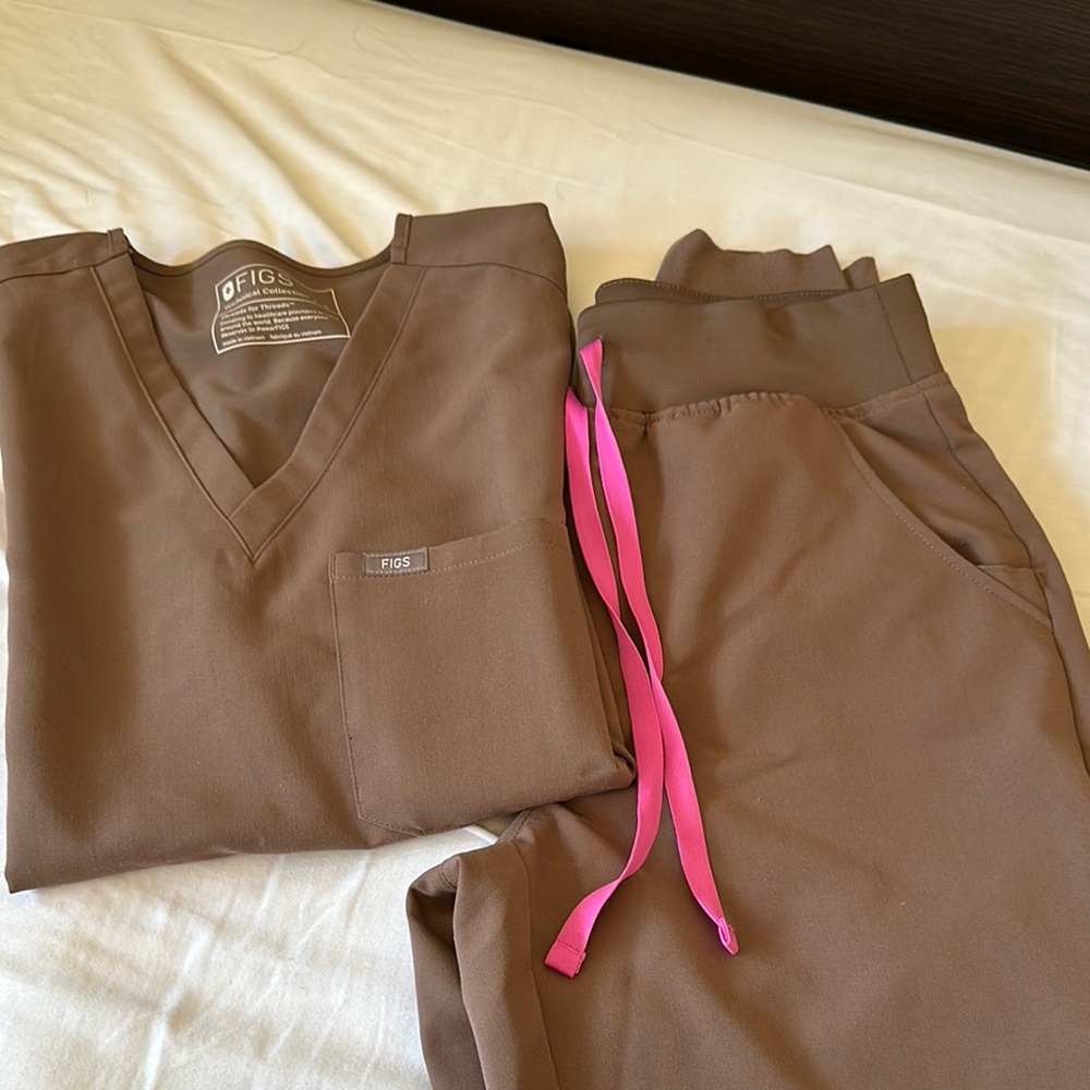 FIGS Brown Scrub Set with Pink Drawstring (SMALL TALL)
